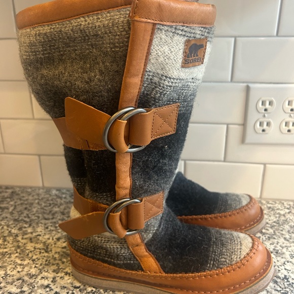 Sorel Black and Brown Wool Boots - Picture 2 of 4